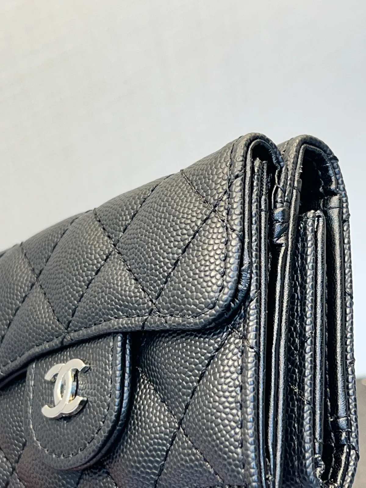 Chanel Portefeuille Compact Matelassé Grainé Noir view 3