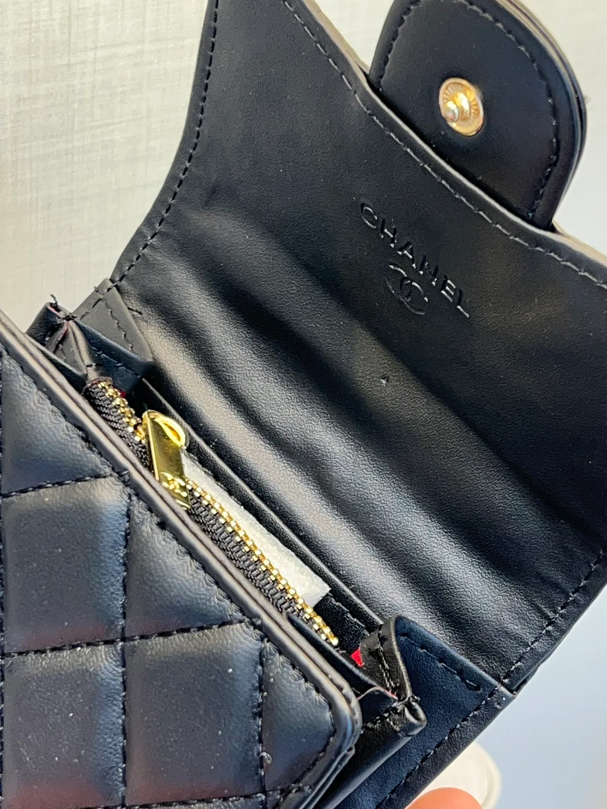 Chanel Portefeuille Compact Matelassé Lisse Noir view 3