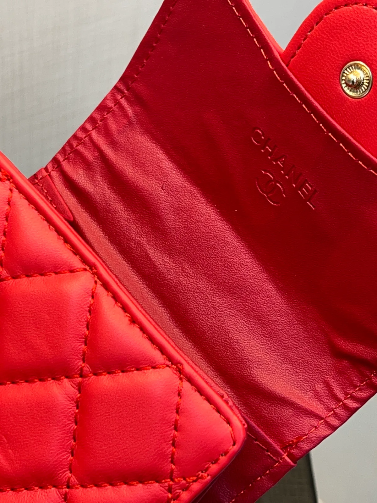 Chanel Portefeuille Compact Matelassé Lisse Rouge view 3