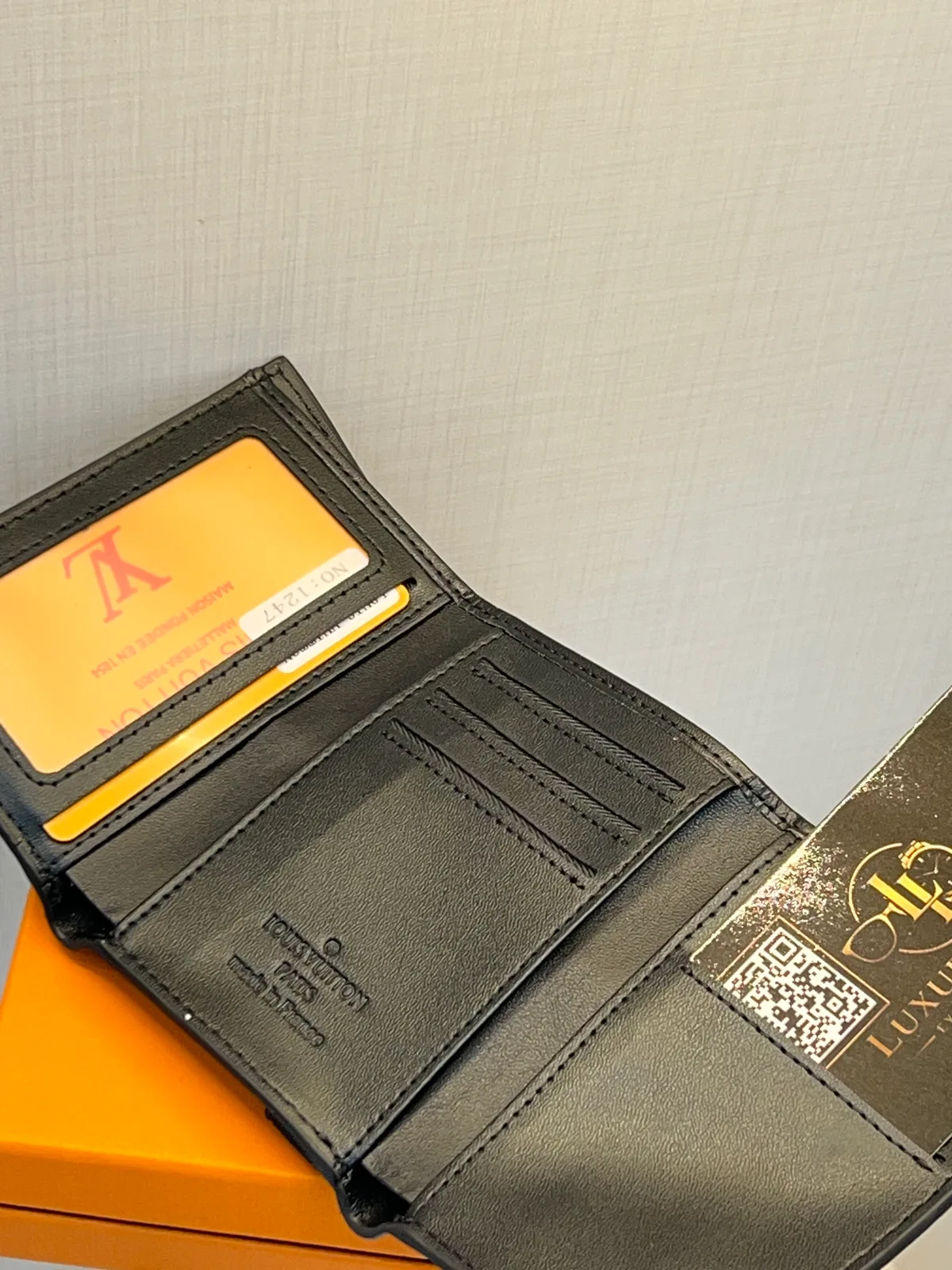 Louis Vuitton Portefeuille Vertical Épi Noir à Élastique view 2