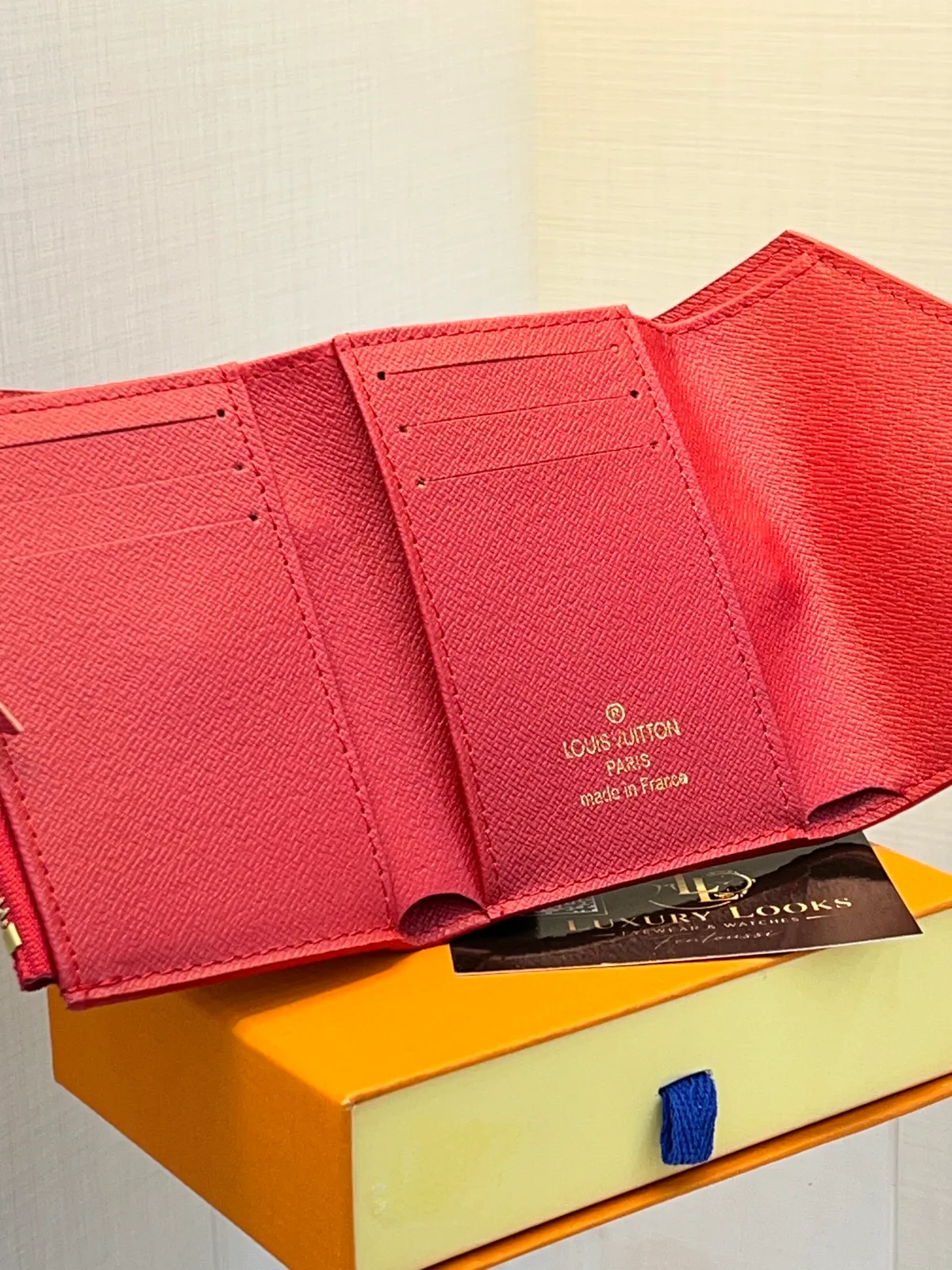 Louis Vuitton Portefeuille Victorine Empreinte Rouge view 2